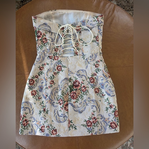 EDIKTED Floral Tapestry Lace-Up Back Strapless
Minidress - Picture 5 of 7